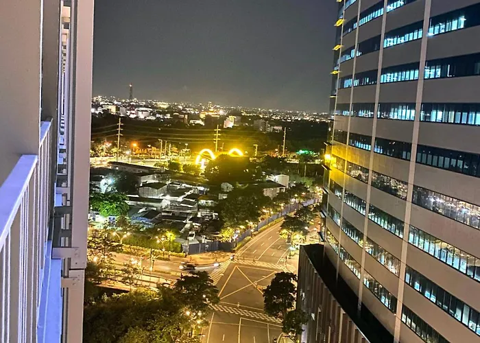 Park Mckinley West Classic Luxury 1br 4* مانيلا
